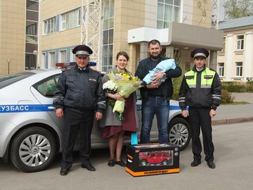 В Кузбассе женщина приехала рожать в сопровождении полицейских
