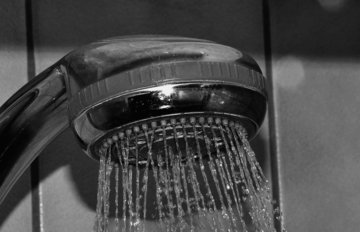 Дерматолог Радина: отказ от душа грозит размножением бактерий