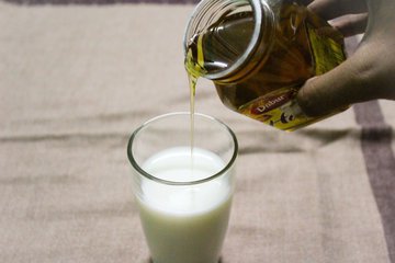 Гастроэнтерологи перечислили минусы употребления молока натощак
