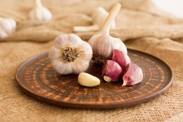 Диетолог Годман: при СРК нельзя есть чеснок