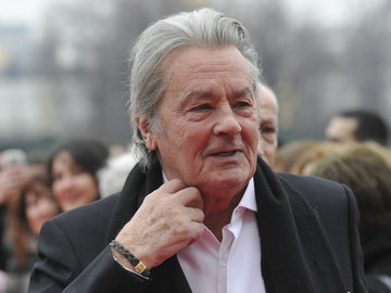 83-летний Ален Делон после инсульта проходит лечение в Швейцарии