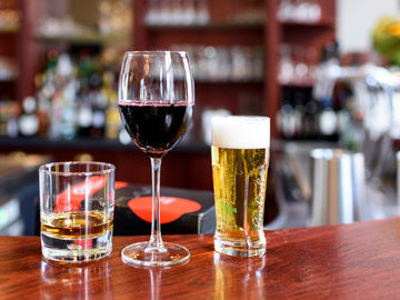 Британские исследователи выяснили, как выпитое  перед вином пиво влияет на похмелье