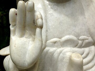 Врач Баранова: холодные руки указывают на анемию