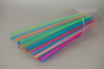 Врач Джеймсон: соломинки для напитков вызывают ранние морщины