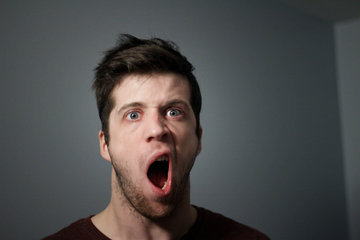 Стоматолог Мелехова: ярко-бордовый окрас слизистой рта указывает на рак