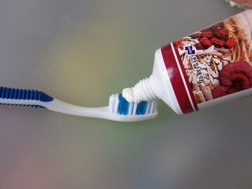 Ортодонт Эрраис: пропуск чистки зубов вечером грозит кариесом