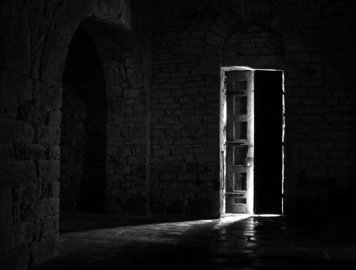 Врач Баранова: мозг «додумывает» опасность в темноте