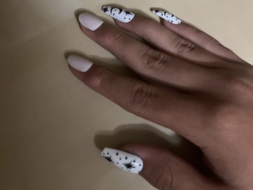 Врач Гайдина: лампы для маникюра грозят меланомой