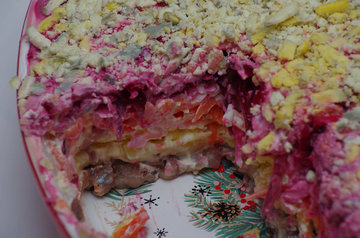 Гастроэнтеролог Логинов: селедка под шубой повышает давление