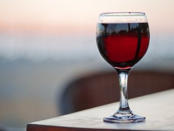 Врачи: алкоголь после 50 лет становится полезным