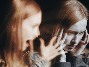 Из-за заболевания глаз женщина видит "призраков"