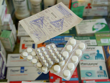 Пожилых – в телеграм? Как Смольный "решает" проблему нехватки лекарств для льготников