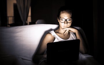 Медик Чернышова: бессонница указывает на деменцию или гормональные изменения