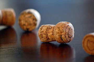 Врач Дьячков: попадание пробки от шампанского в глаз нужно в больницу