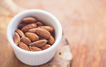 Врач Хатри: бобовые, ягоды, орехи и овес помогут похудеть