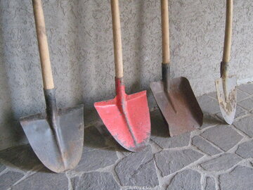 Врач Малышева: спина у дачников болит из-за наклона