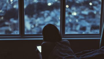 Ортопед Хинсон запретил использовать смартфон, лежа на животе