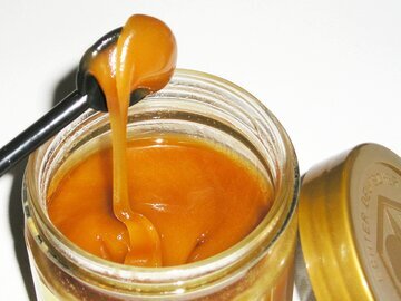 Биотехнолог Панов: мед нужно хранить в стекле