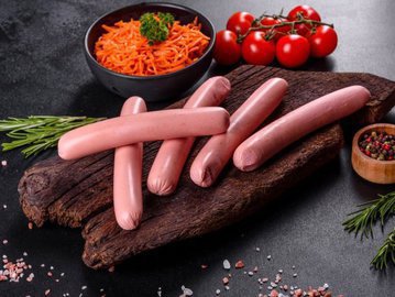 Гастроэнтеролог Черанева рассказала, нужно ли снимать пленку с сосисок перед варкой