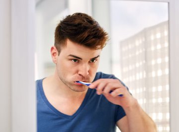 Стоматолог Сумцова перечислила опасные вещества в составе зубных паст