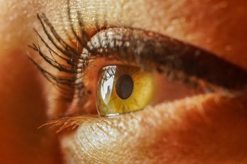Антропологи рассказали о способности людей видеть в темноте в зависимости от цвета глаз