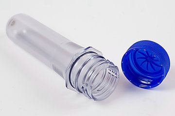 Педиатр Исрафилова призвала не пить воду из пластиковых бутылок в жару