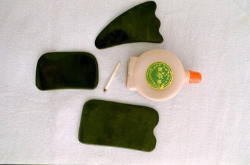 Косметолог Ахметова: скребки гуаша усилят воспаление кожи