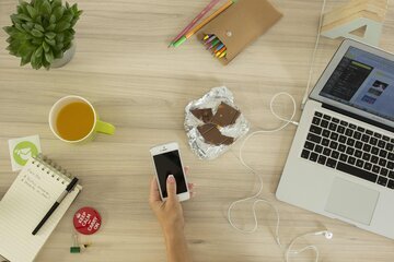 Профессор Чуловская запретила печатать на смартфоне большим пальцем