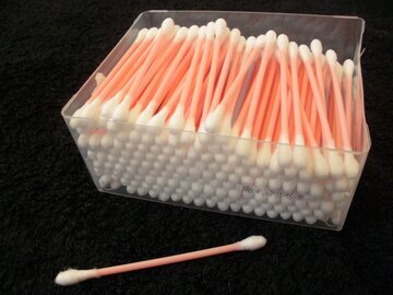 Врач Филева: чистка ушей ватными палочками опасна для слуха