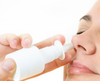 Врач Гандельман: сосудосуживающие капли для носа могут ухудшить состояние гипертоников