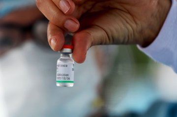 Ученые: частота инсультов снизилась после вакцинации против COVID-19