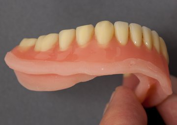 Хирург Блюмкин: неправильный прикус вызывает головные боли