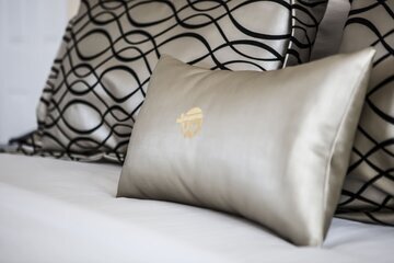 Врач Ведерников: подушка между ног спасет при боли в пояснице