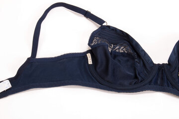 Mirror: опухоль в мозге британки увеличила её грудь на три размера