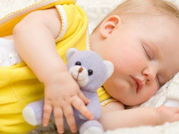 Как научить младенца спать по ночам