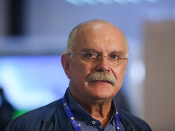 Никита Михалков перенес серию операций на ноге