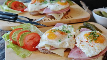 Диетолог Михалева: хлопья, яичница и бутерброды – самые вредные завтраки