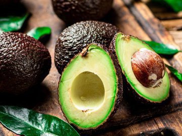 4 простых проверки, чтобы каждый раз выбирать спелый авокадо