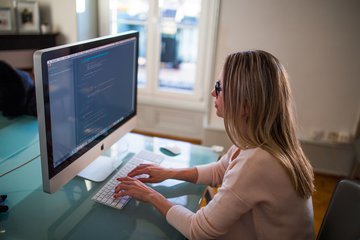 Врач Мурашкина: «болезнь офисного работника» появляется из-за неправильной позы
