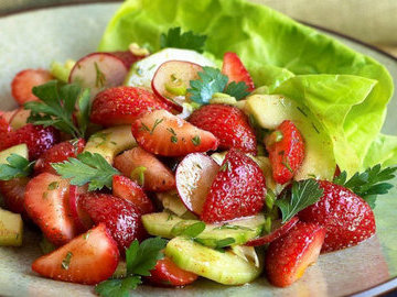 Клубника и огурцы продлят молодость