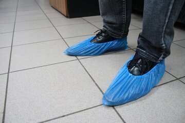 Мясников: бахилы и халаты в больницах бессмысленны