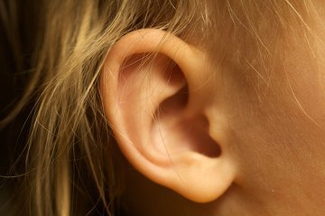 Лор Маневич: чистка ушей ватными палочками опасна нарушением слуха
