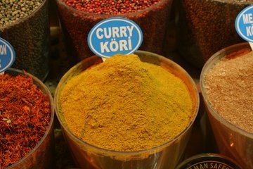 Реабилитолог Гинзбург: молоко с куркумой или кардамоном защищает от рака