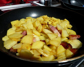 Врач Гостроус: привычка есть лежа доведет до гастрита