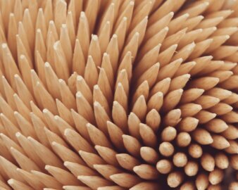 Врач Филатов: зубочистки вызывают травмы десны