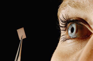 NHS: мушки перед глазами могут указывать на отслоение сетчатки