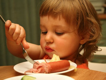 Врач: почему нельзя кормить детей колбасой и сосисками