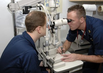 Врач Боша: кровоизлияния в глазу у пожилых происходят из-за атеросклероза