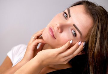 Диетолог Водолазкая советует включить в рацион лосось и оливки для улучшения кожи весной