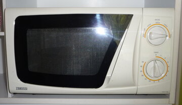 Врач Мухина запретила греть в микроволновке детское питание